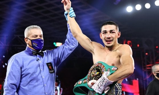 Boxe, Mondiale leggeri: Lopez è il nuovo che avanza, Lomachenko battuto ai punti