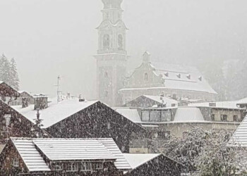 BUFERE DI NEVE sulle Alpi Orientali, è inverno. FIOCCHI sotto i 1000 metri