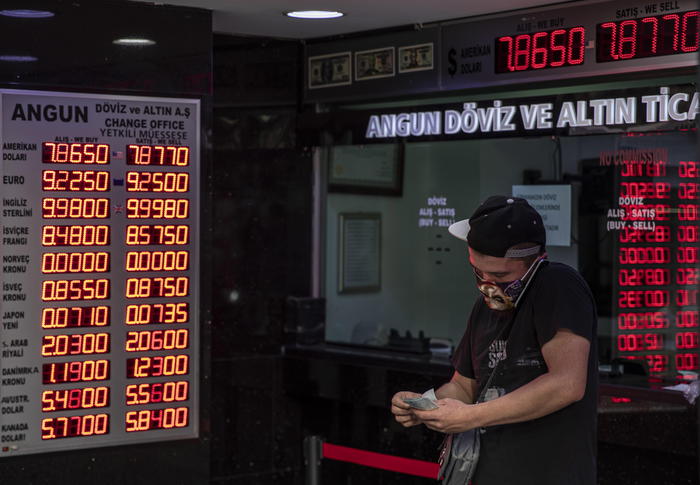 Cambi: euro apre stabile a 1,1706 dollari
