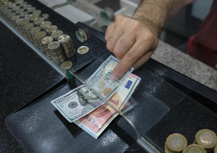 Cambi: euro parte in calo a 1,1726 dollari, -0,15%