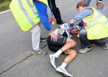 Ciclismo, Fiandre: van der Poel batte van Aert. Disdetta Alaphilippe: cade dopo un contatto con una moto