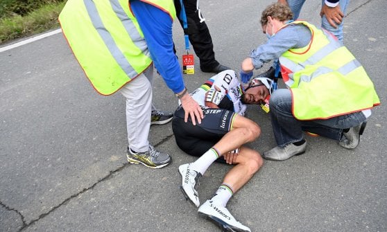 Ciclismo, Fiandre: van der Poel batte van Aert. Disdetta Alaphilippe: cade dopo un contatto con una moto