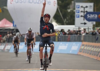 Ciclismo, Giro: Almeida resta aggrappato alla rosa. Kelderman guadagna, Nibali cede. Tappa a Geoghegan Hart