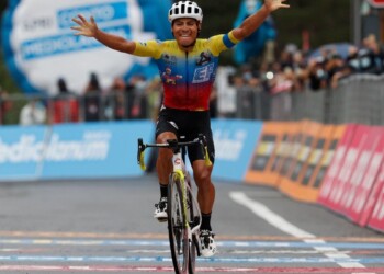 Ciclismo, Giro d’Italia: Caicedo doma l’Etna, Almeida nuova maglia rosa. Nibali c’è, crollano Thomas e Yates