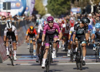 Ciclismo, Giro d’Italia: Demare fa tris nella tappa più veloce di sempre. Almeida resta in rosa