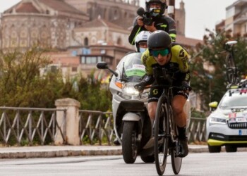 Ciclismo, Giro d’Italia: fuga vincente di Dowsett, prima storica per un team israeliano. Almeida resta in rosa