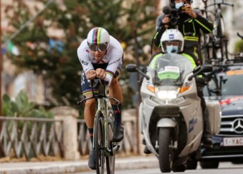 Ciclismo, Giro d’Italia: Ganna domina la cronometro e conquista la prima maglia rosa