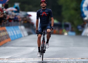 Ciclismo, Giro d’Italia: il gigante Ganna sorprende anche in salita e vince. Almeida resta in maglia rosa