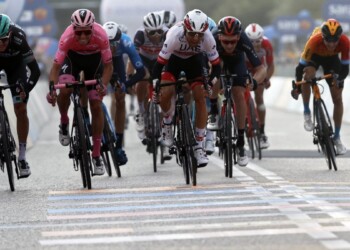 Ciclismo, Giro d’Italia: Ulissi fa il bis. E la maglia rosa Almeida fa la volata: è secondo