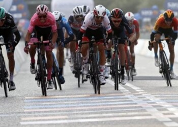 Ciclismo, Giro: tamponi tutti negativi, oggi la crono che può ridisegnare la classifica