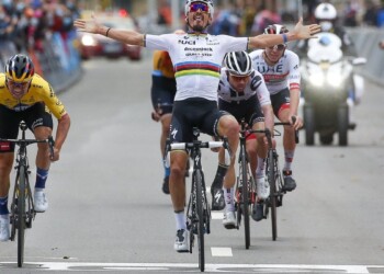 Ciclismo, Liegi-Bastogne-Liegi: doppia beffa per Alaphilippe, la Doyenne va a Roglic