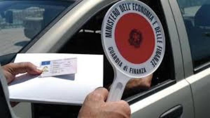 Con auricolari suggerivano risposte a esame guida, 7 denunce