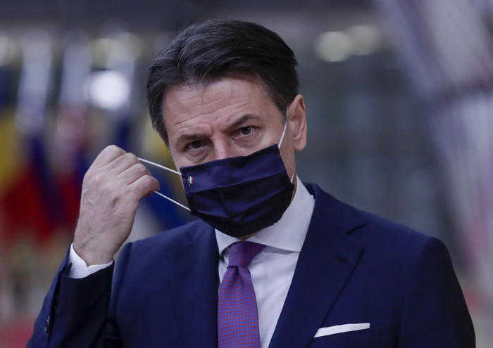 Conte: sull’obbligo di mascherine all’aperto valuteremo