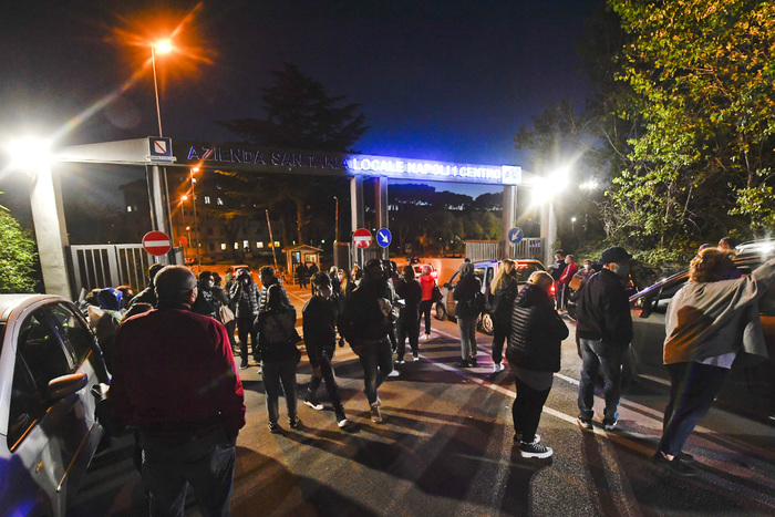 Coronavirus: a Napoli notte in auto per fare tampone