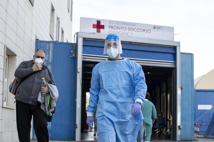 Coronavirus, nuovo record contagi, oltre 26 mila. Vittime sono 217