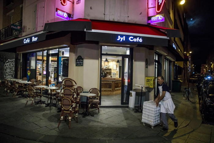 Coronavirus: Parigi, bar chiusi, ristoranti aperti con restrizioni