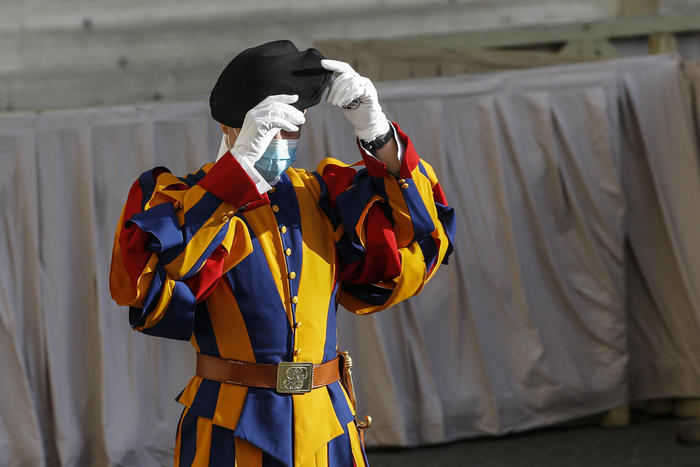 Covid: 4 Guardie Svizzere positive, anche 3 altri casi