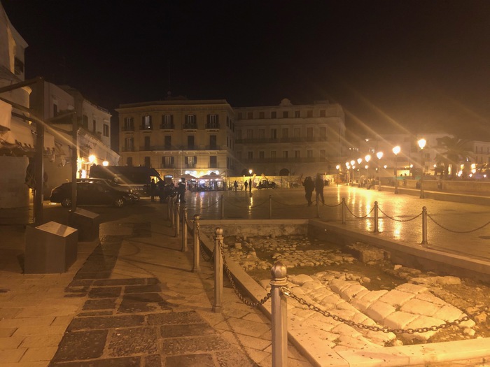 Covid: a Bari locali chiusi alle 18, centro città spettrale