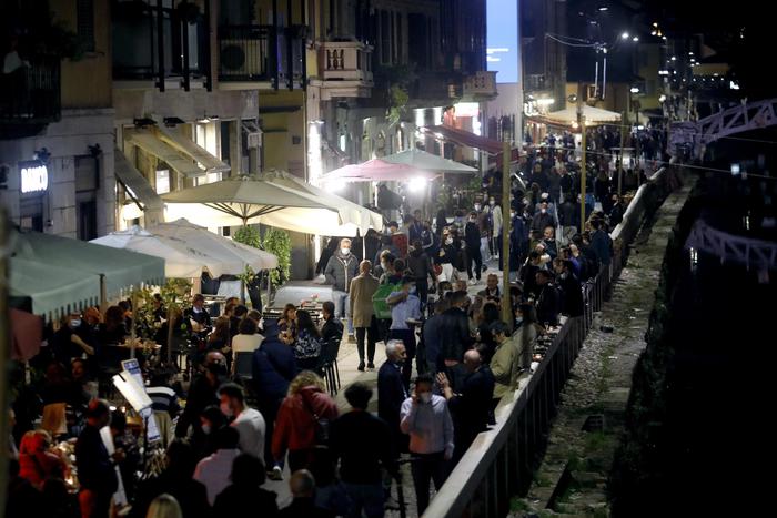 Covid: aumentano i controlli a Milano, movida non si ferma