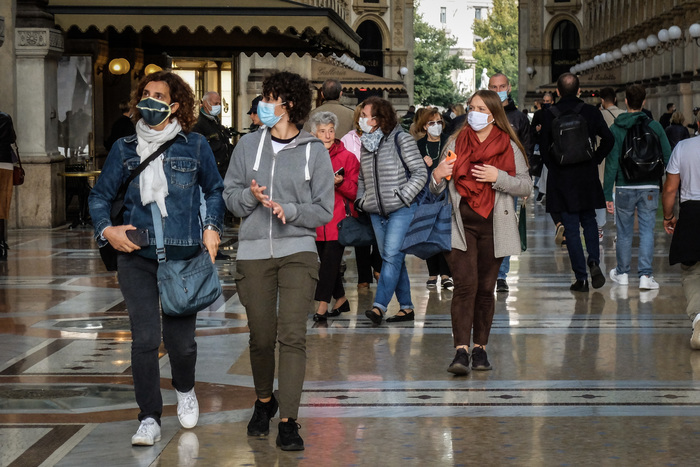 Covid: Bassetti, obbligo mascherina ovunque è sbagliato