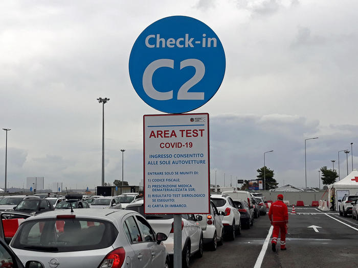 Covid: contagi in calo 17mila nelle ultime 24 ore, rapporto tamponi-positivi al 13,6%