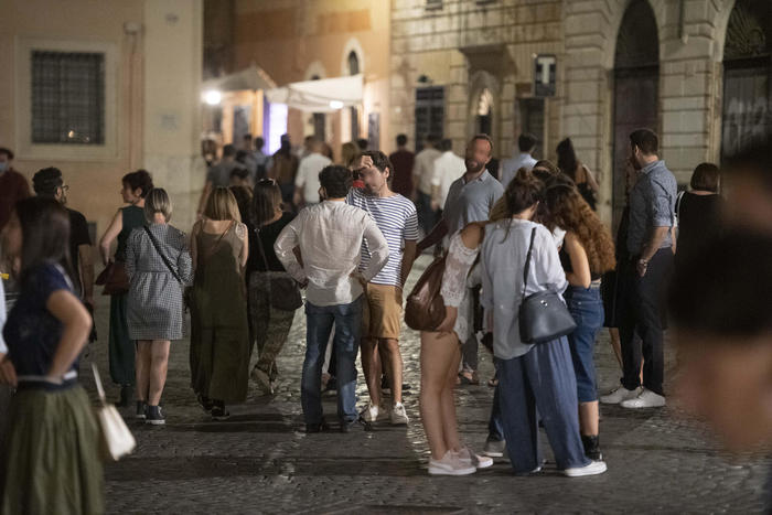 Covid: contagi record 2500 in 24 ore, nel Lazio mascherine all’aperto