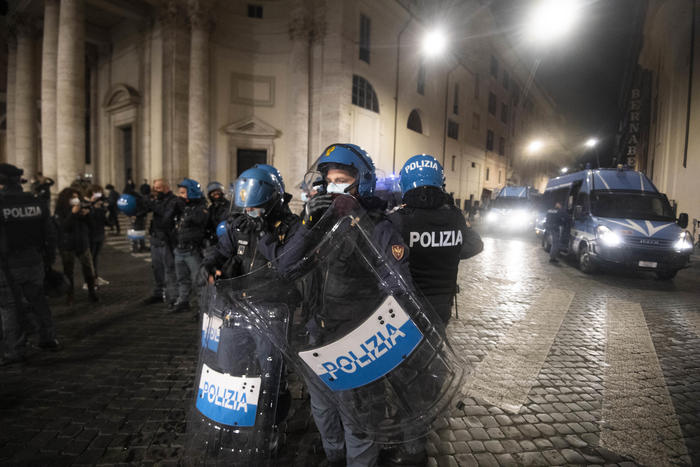 Covid, disordini durante protesta a Roma