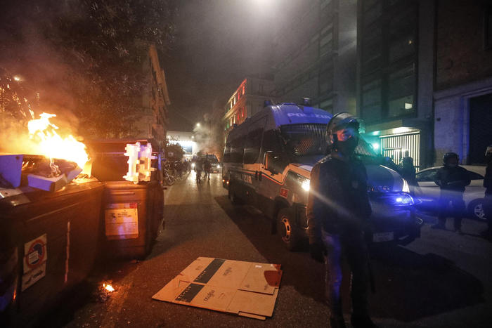 Covid: idranti e cariche a Roma, una decina i fermati. La zona resta presidiata