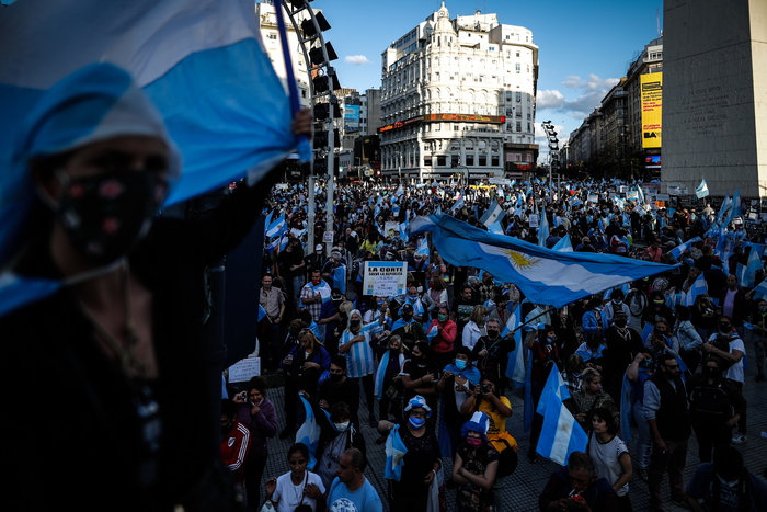 Covid: in Argentina migliaia in piazza contro le restrizioni