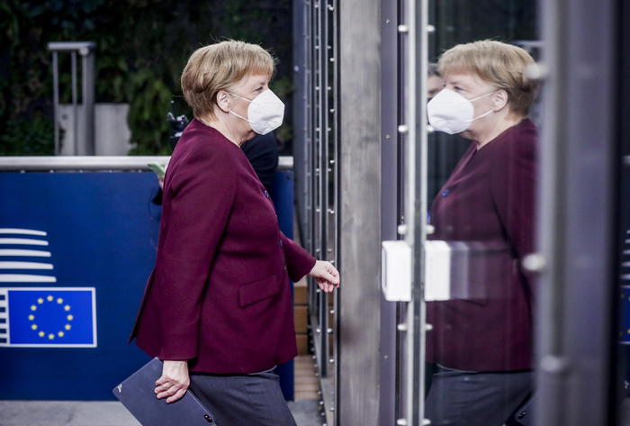 Covid: Merkel, niente summit a Berlino, ridurre contatti