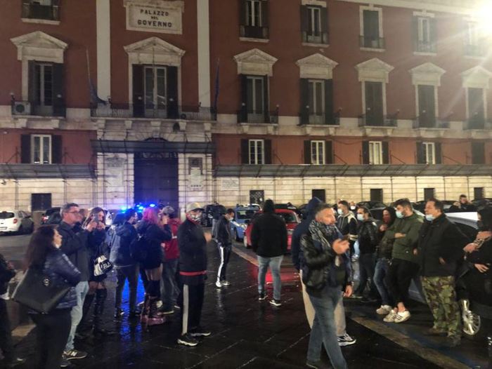 Covid, piccola manifestazione a Bari