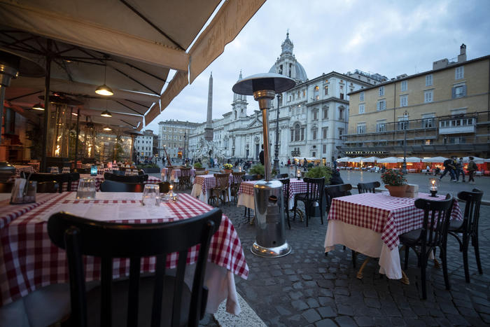 Covid, resta chiusura dei locali alle 18