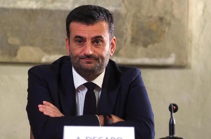 Decaro, locali aperti, ma stop a cibi e bevande fuori