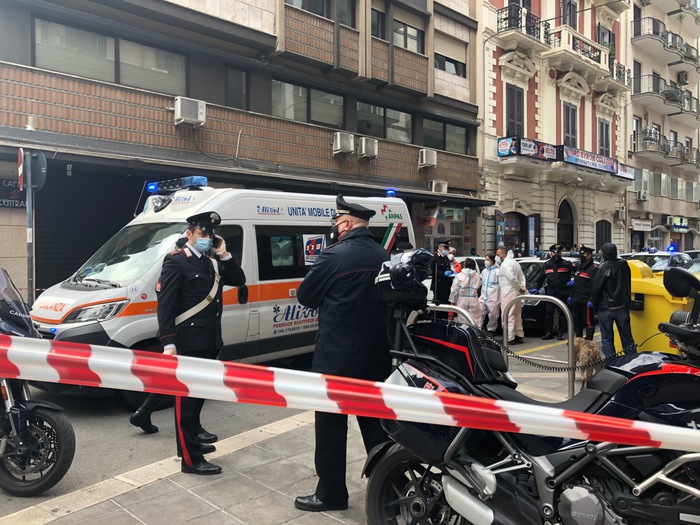 Donna morta a Bari, arteria recisa mentre si iniettava droga