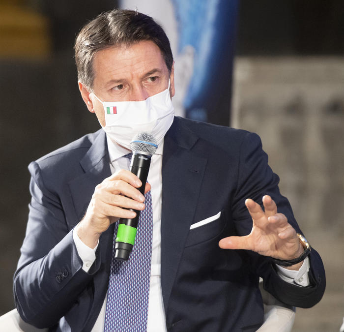 Dpcm, nuove misure anti covid. Tensione su scuola e palestre