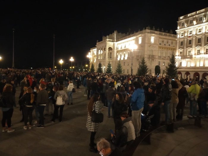 Dpcm:Trieste, migliaia in piazza. Fumogeni contro Prefettura