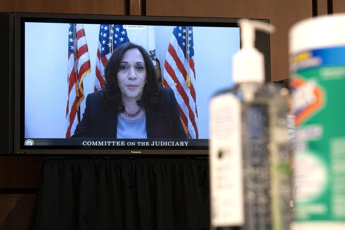 Due membri staff positivi, Kamala sospende campagna