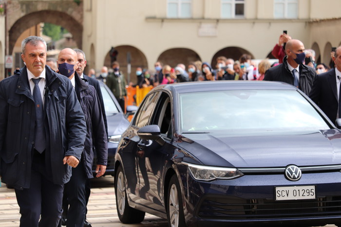 Fedeli tutti con mascherine per Papa ad Assisi