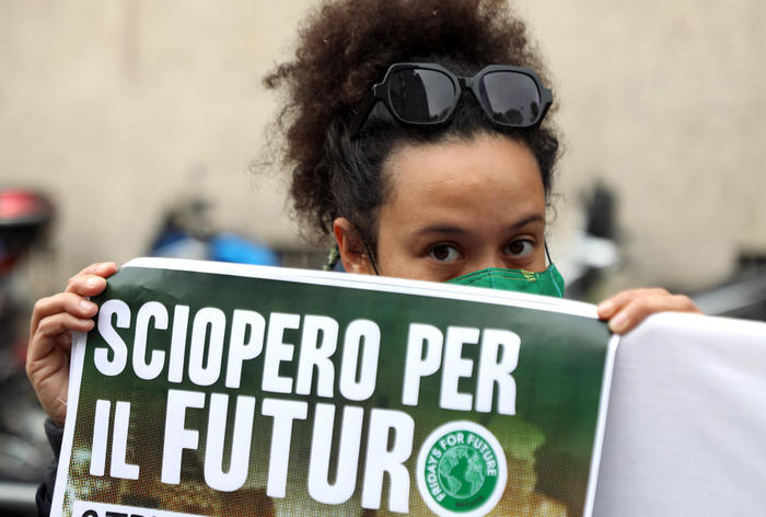 Fridays for future, giovani tornano in piazza per il clima