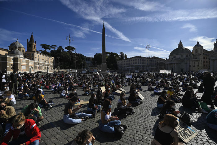 Fridays for future, i giovani tornano in piazza per il clima