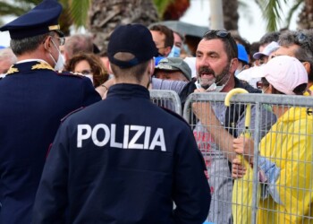 Giro d’Italia, nuova tegola: positivi 17 poliziotti del servizio d’ordine