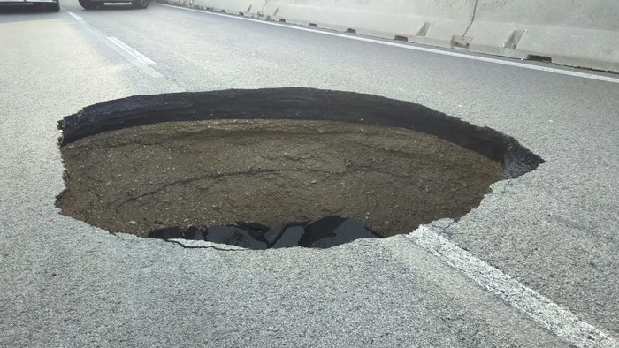 Grande buca su bretella casello Orte-raccordo