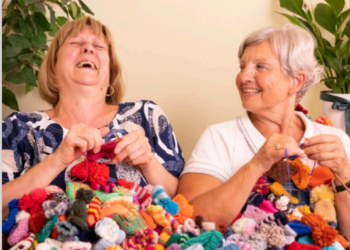 Lavorare a maglia per aiutare gli anziani: la chiamata ai ferri di innocent per la catena solidale “Tanto di Cappellino”