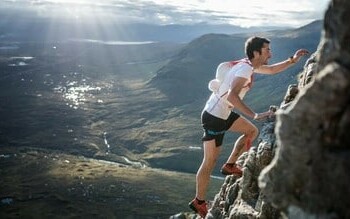 In volo sulle montagne il mito Kilian Jornet ma sbatte sull’asfalto