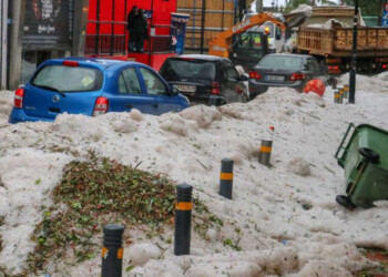 Isola di Creta falcidiata da GRANDINE ECCEZIONALE, colpa di un “lago freddo”
