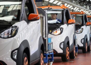 La scommessa cinese, entro 15 anni un’auto su due sarà elettrica