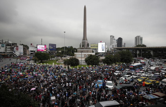 La Thailandia minaccia la chiusura dei siti pro-proteste