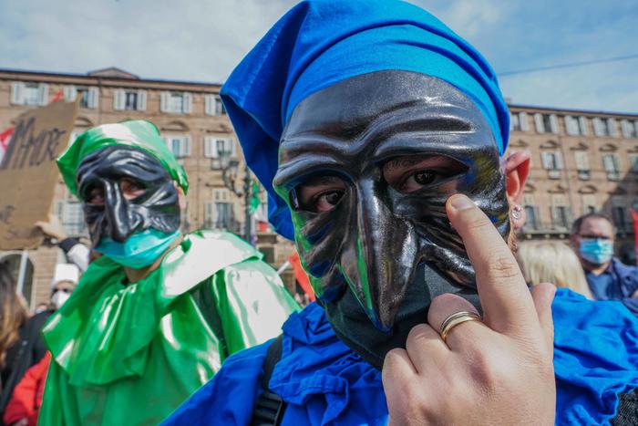 Lavoratori spettacolo in piazza a Torino: ‘Vogliamo un reddito’