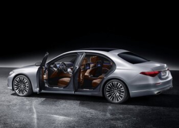 Mercedes Classe S, tecnologia e lusso per una poliglotta
