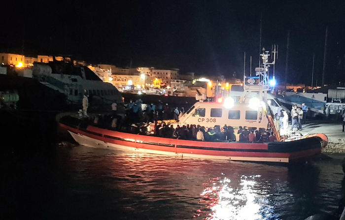 Migranti: altri 11 sbarchi a Lampedusa, arrivati in 219
